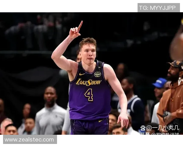 里夫斯助攻克里斯蒂精准三分展现默契配合助力球队逆转胜利